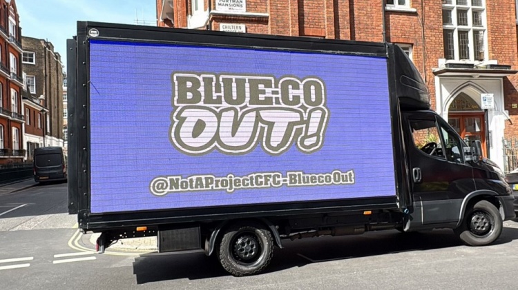 开云网页版-切尔西球迷组织租用数字广告车抗议:BlueCo Out!